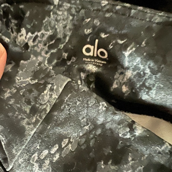 ALO Goddess Ribbed Leggings in Snakeprint & Black - Picture 5 of 9